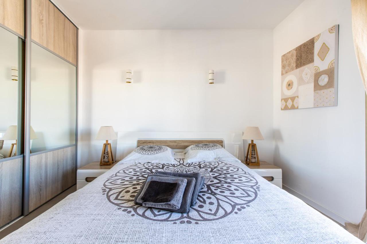 Lb Vacation Rentals I Admire Panoramic Ocean Views Through Walls Of Windows Cannes Exterior foto
